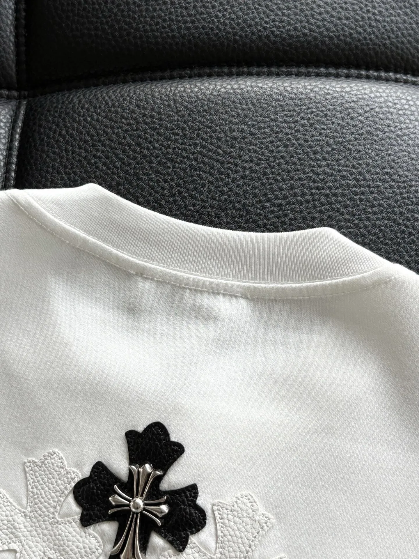 P406 💰Chrome Hearte CH SS new cross horseshoe Chrome Heart Sanskrit three-dimensional patch shows craftsmanship. Double-sided cotton double yarn jersey fabric, custom dyed in the same vat with special bold 32-count double-ply 1X1 thread. .Light luxury, a must-have item for daily commuting for men and women.  Color: Black White Size: M~3x Style No.: 3588
